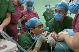 揪心！暖心！出生10天宝宝“白肺”，六旬医生跪地吹氧抢救图片