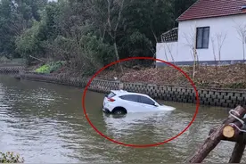 大年初一，夫妻俩将轿车开进河里…有人撑着乌篷船赶来图片