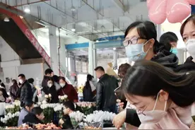 亚洲最大花市回暖，“标准过年货”分发全国，北京卖70的多头玫瑰这里只要15元图片