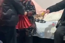 90岁老人省吃俭用一辈子，过年花21万买17个金镯子给子孙图片