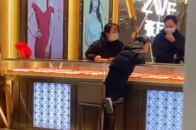 “皮夹克”也很暖，男孩偷偷用刚收到的压岁钱给妈妈买金项链图片