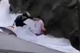 父子被卷入海众人脱衣拧绳拉上岸，多位光膀哥有俩是咱河南洛阳人！图片