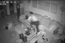 妈妈给儿子盖被子时不慎摔倒 儿子瞬间惊醒奔向妈妈  视频经人民日报发布引近250万网友点赞图片