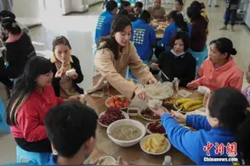 （新春见闻）缅甸务工人员在滇过大年：“愿胞波情谊历久弥新”图片