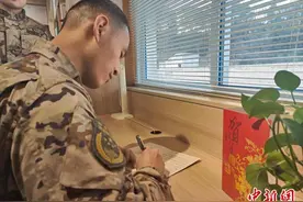 “兵哥哥”新春重拾书信  一笔一划道尽思乡情图片