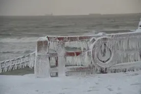 壹点图集|海浪凝结成冰覆盖岸边护栏，雪后烟台宛若冰河世纪图片