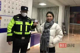 挤进人群看舞狮，女子身份证丢失请警察帮忙图片