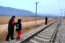 患病女童独自到铁路上行走，铁警及时寻家送回图片