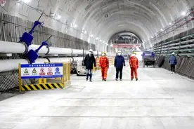 40米江底 武汉地铁12号线每日掘进4米图片