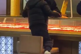 母亲收到6岁半儿子用压岁钱买的金项链，回应：压岁钱由孩子支配，存在电话手表里图片