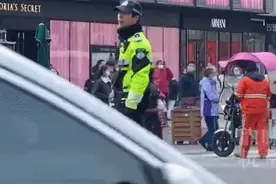 185大长腿！西湖边交警小哥突然爆火，网友直呼是模特吧！本人找到了图片