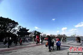 （新春走基层）浙江嘉兴红色旅游持续火热 单日登湖心岛游客超5000人次图片