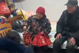 老人花21万元买17根金手镯给子孙，儿媳：老人高龄了，希望能处理财产，也给我们留个念想图片