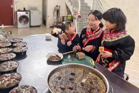 蒸年糕、吹芦笙、踢足球……中国少数民族群众别样庆新春图片