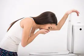 胃再好的人也扛不住！这些食物容易反酸、烧心，睡前记住别再吃了图片