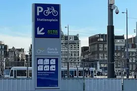 荷兰水下自行车库启用 能放7000辆图片