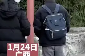 90后带娃系列，孩子地上打滚，家长旁边看图片
