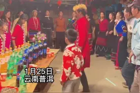 云南萌娃跟着大人一起打跳 动作娴熟 精准踩点图片