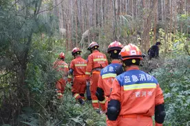 4男子相约探险，好奇爬进300米深山洞……图片