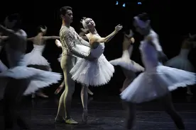 城事｜上海芭蕾舞团经典版“天鹅湖”闪耀兔年新春图片