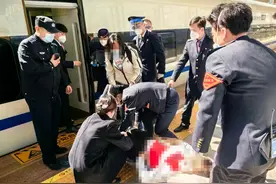 争分夺秒！海南列车上一孕妇突发大出血！众人接力施救图片