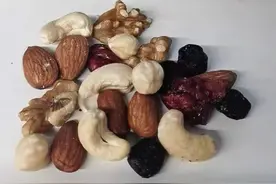 一口坚果半口油，一天吃多少坚果最好？这3种“坚果“会伤身”，劝你别吃图片