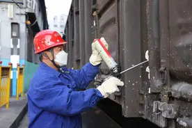 新春走基层｜煤炭保运不断档 “装车夫妻”同“守岁”图片