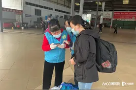 3年志愿服务2415小时，她带着女儿做志愿护航东莞春运图片