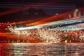 打卡四川自贡升级版“夜游釜溪” “水陆空”沉浸式夜游新体验令游客大呼过瘾 | 新春走基层图片