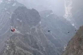 张家界天门山景区索道轿厢悬停1分钟？景区：电源切换停车图片