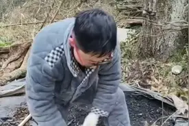 小伙做陀螺劈木头，手机不慎掉出屏幕被砸碎图片