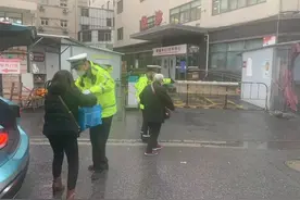 兔年新春杨浦公安辅警的暖心故事图片