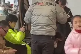 女孩看到帅哥后变“社牛”，拉着爸爸找帅哥玩图片