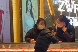 长沙6岁男孩豪掷千元买项链：花大半压岁钱给妈妈送礼物图片