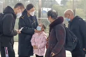 火车到站，小朋友下了车，家长还在车上怎么办？图片