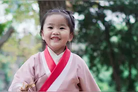 奶奶的宠爱！长沙奶奶为3岁孙女缝出5朝汉服：想做出所有制式图片