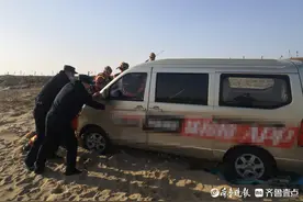 安徽游客看海结果把车陷进沙滩里，青岛西海岸民警消防联手助脱险图片