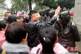 游客排长队打"他"，有人拿鞋底猛抽图片