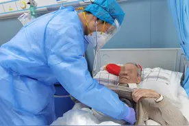 这位医生在病区里度过春节假期，只因为“放心不下”图片