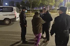 晚辈过年送鸡当贺礼，老太为寻不舍宰杀的鸡不慎迷路图片