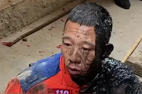 辛苦了！消防员救起老人后变成半个泥人图片