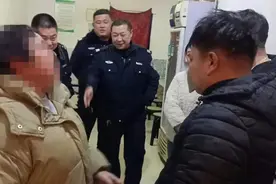 【春节我在岗】暖心！老人观灯不慎迷路，民警助其平安回家图片
