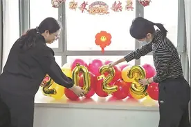 慌乱中的求医家庭在这里度过安睡的夜晚图片