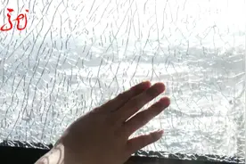 砰砰砰！碎成蜘蛛网，哈尔滨一居民家玻璃突然炸裂！已报警图片
