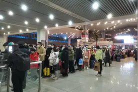 新春走基层｜“红眼高铁”司机：护航夜归的你图片