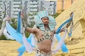 男演员景区跳肚皮舞，网友调侃：员工放假 老板上了？图片