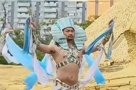 男演员景区跳肚皮舞，网友调侃：员工放假 老板上了？图片