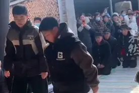 家中老人去世，两个孩子领众人给逝者磕二十四拜图片