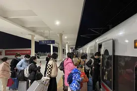 井冈山首开“红眼”高铁 助返岗复工图片