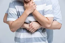 八旬老人吃早饭误吞假牙，专家提醒假期聚餐当心气管异物图片
